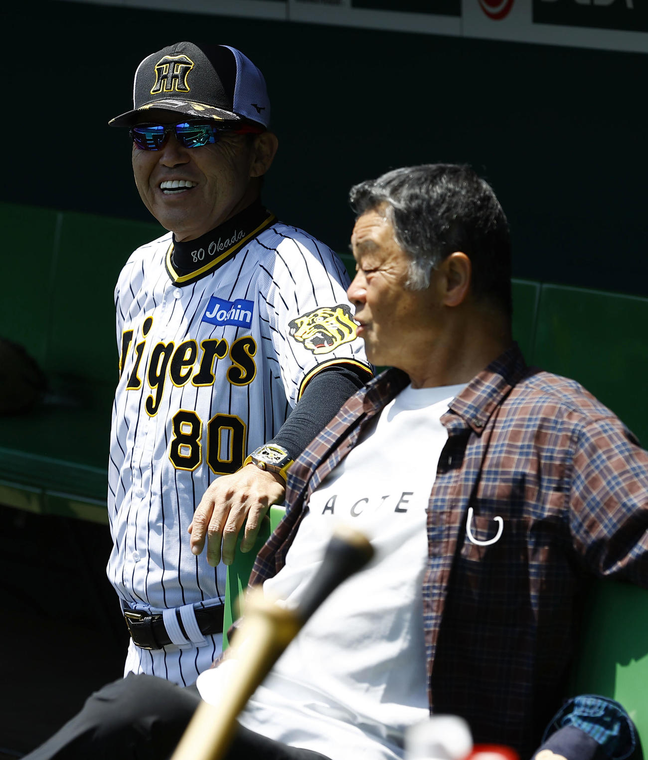 阪神対中日　ベンチで川藤氏（右）と談笑する阪神岡田監督（撮影・藤尾明華）