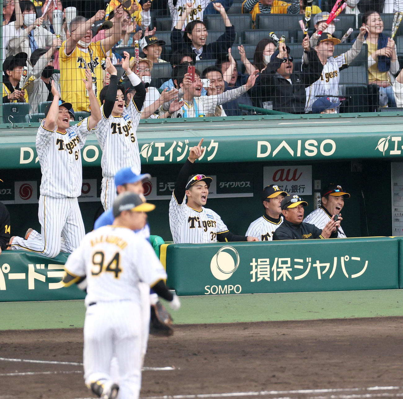 阪神対中日　9回裏阪神無死一塁、代打原口が左前打を放ちチャンスが広がり喜ぶ岡田監督（右）ら（撮影・上山淳一）