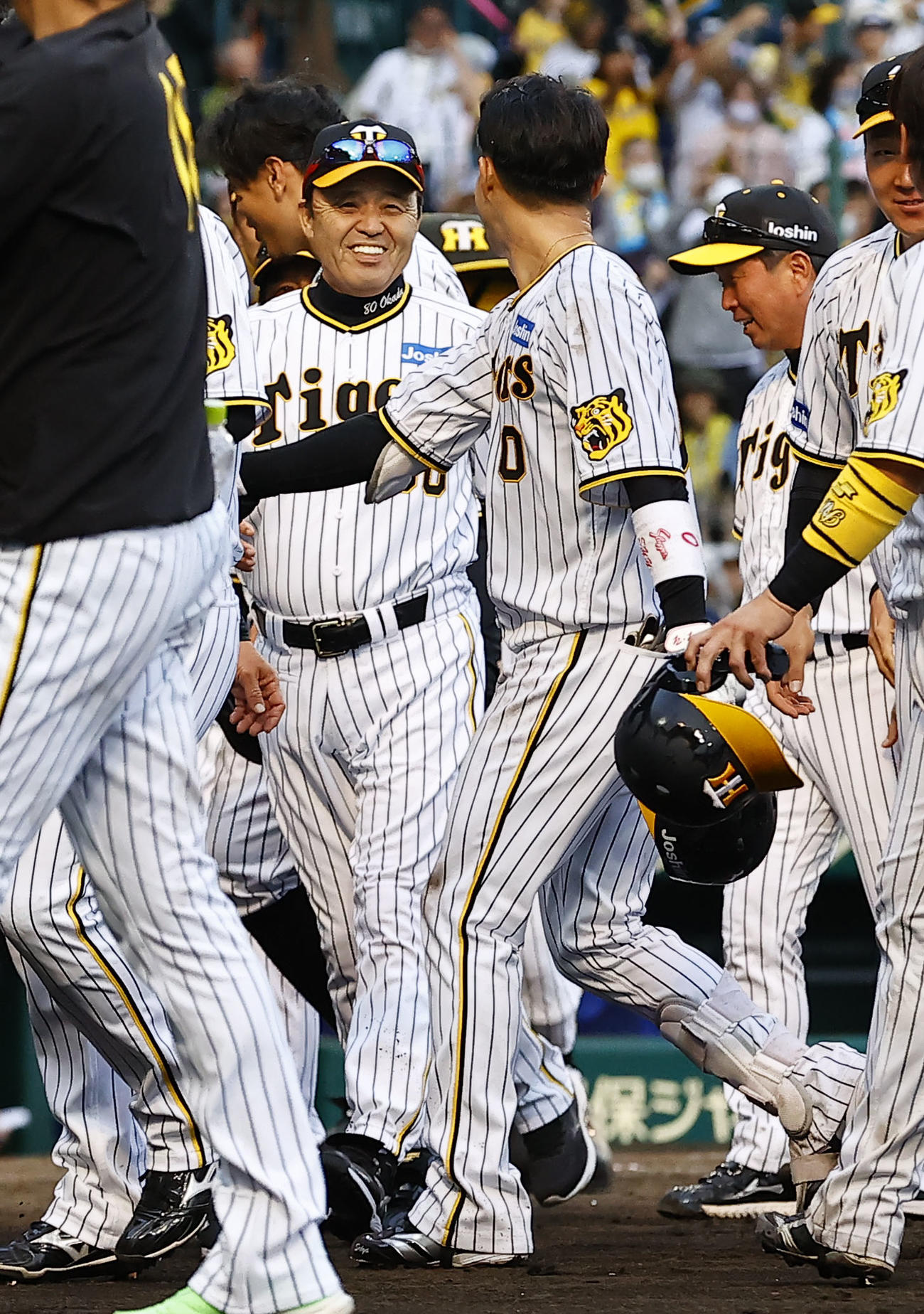 阪神対中日　中日にサヨナラ勝ちし、木浪（中央右）に声をかける阪神岡田彰布監督（中央左）（撮影・藤尾明華）