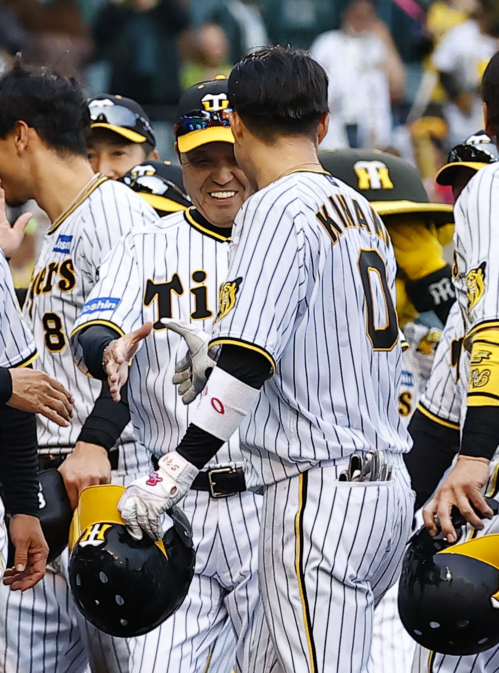 阪神対中日　中日にサヨナラ勝ちし、木浪（中央右）と握手を交わす阪神岡田彰布監督（中央左）（撮影・藤尾明華）