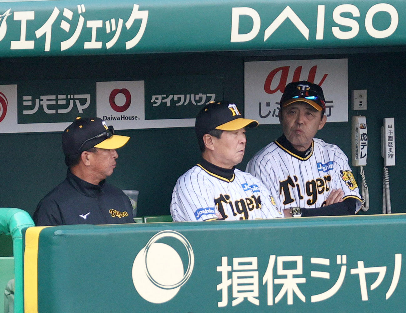 阪神対中日　7回裏阪神2死一塁、打者木浪の時、一走梅野が二盗に失敗し、渋い表情の岡田監督（右）（撮影・上山淳一）