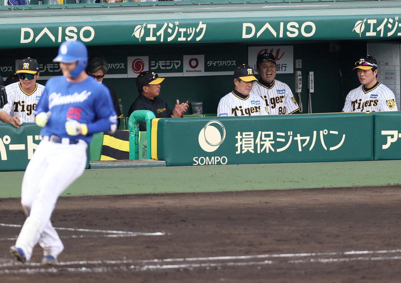 阪神対中日　8回表中日2死満塁、岩貞が石川昂（手前）を中飛に仕留め喜ぶ岡田監督（右から2人目）ら（撮影・上山淳一）