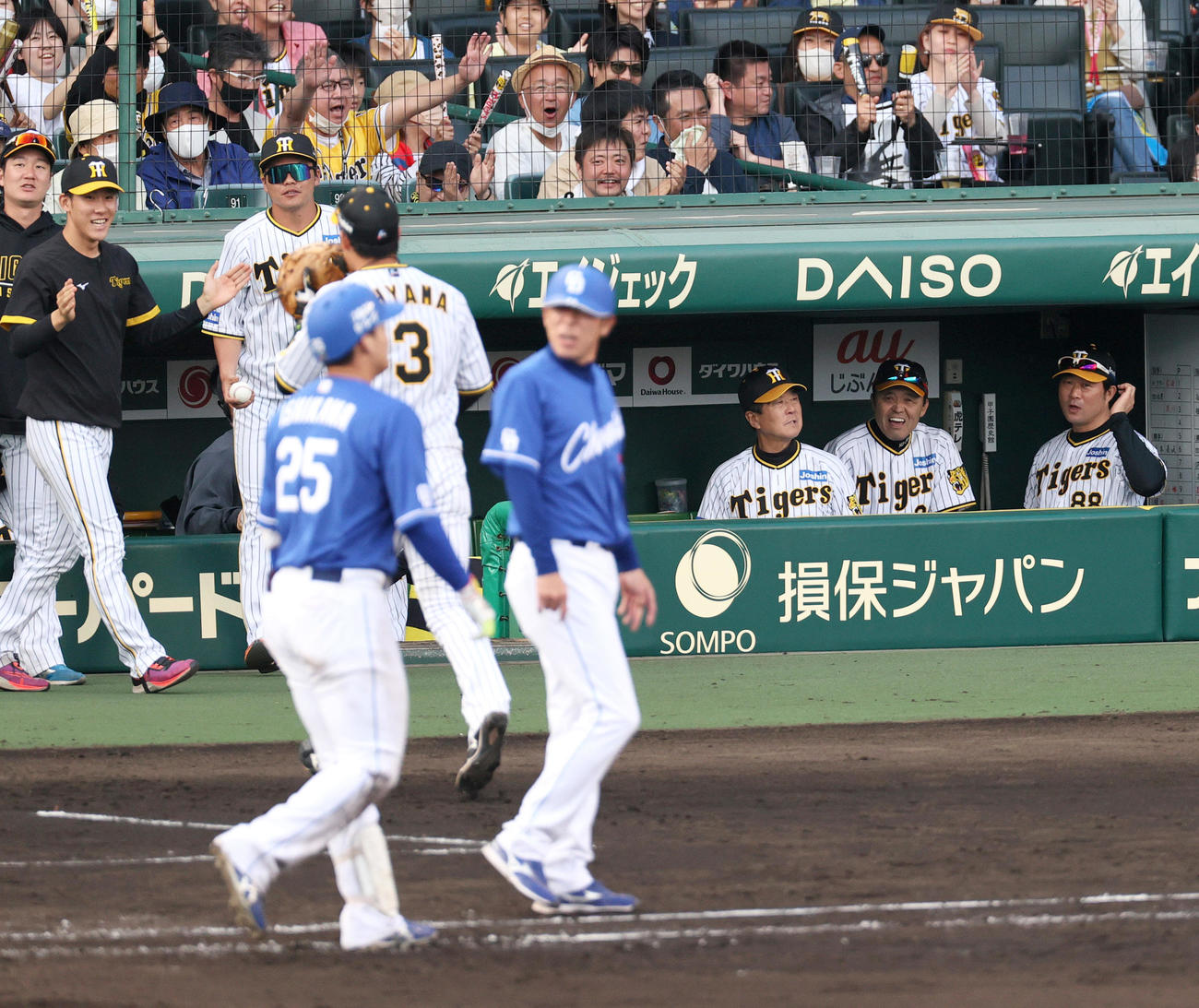 阪神対中日　8回表中日2死満塁、岩貞が石川昂（手前）を中飛に仕留め喜ぶ岡田監督（右から2人目）ら（撮影・上山淳一）