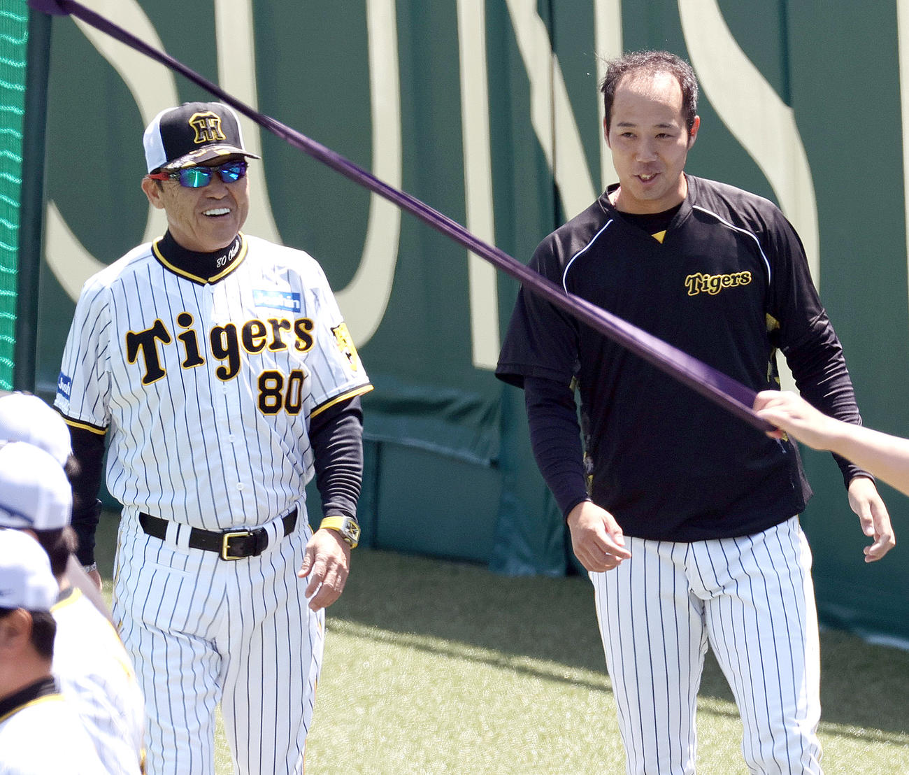 試合前の練習で阪神青柳（右）と話す岡田監督（撮影・上山淳一）