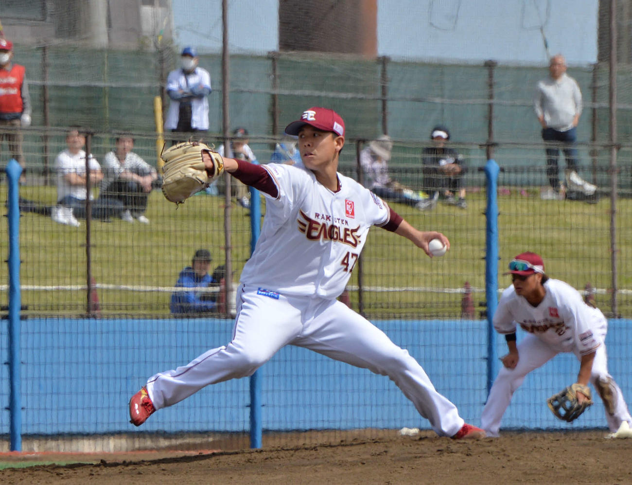 楽天対DeNA 7回0封と安定した投球で試合を作った楽天・藤井（中央）（撮影・濱本神威）