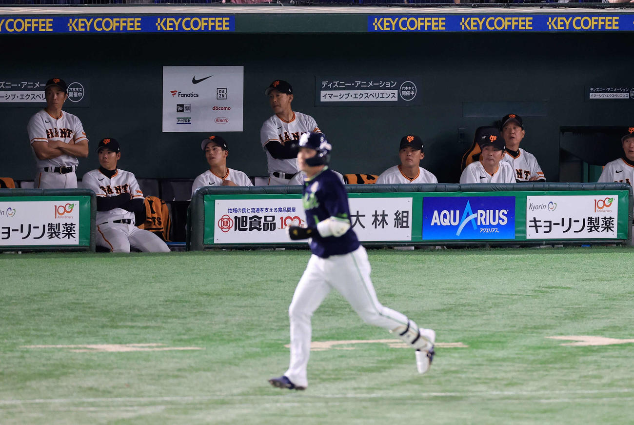 巨人対ヤクルト　4回表ヤクルト無死、山田（手前）に右越えソロ本塁打を許し、ぼう然と見つめる原監督（右）ら巨人ベンチ（撮影・浅見桂子）
