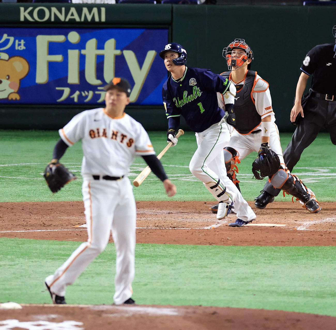 巨人対ヤクルト　4回表ヤクルト無死、山田は右越えソロ本塁打を放つ。投手代木（撮影・浅見桂子）