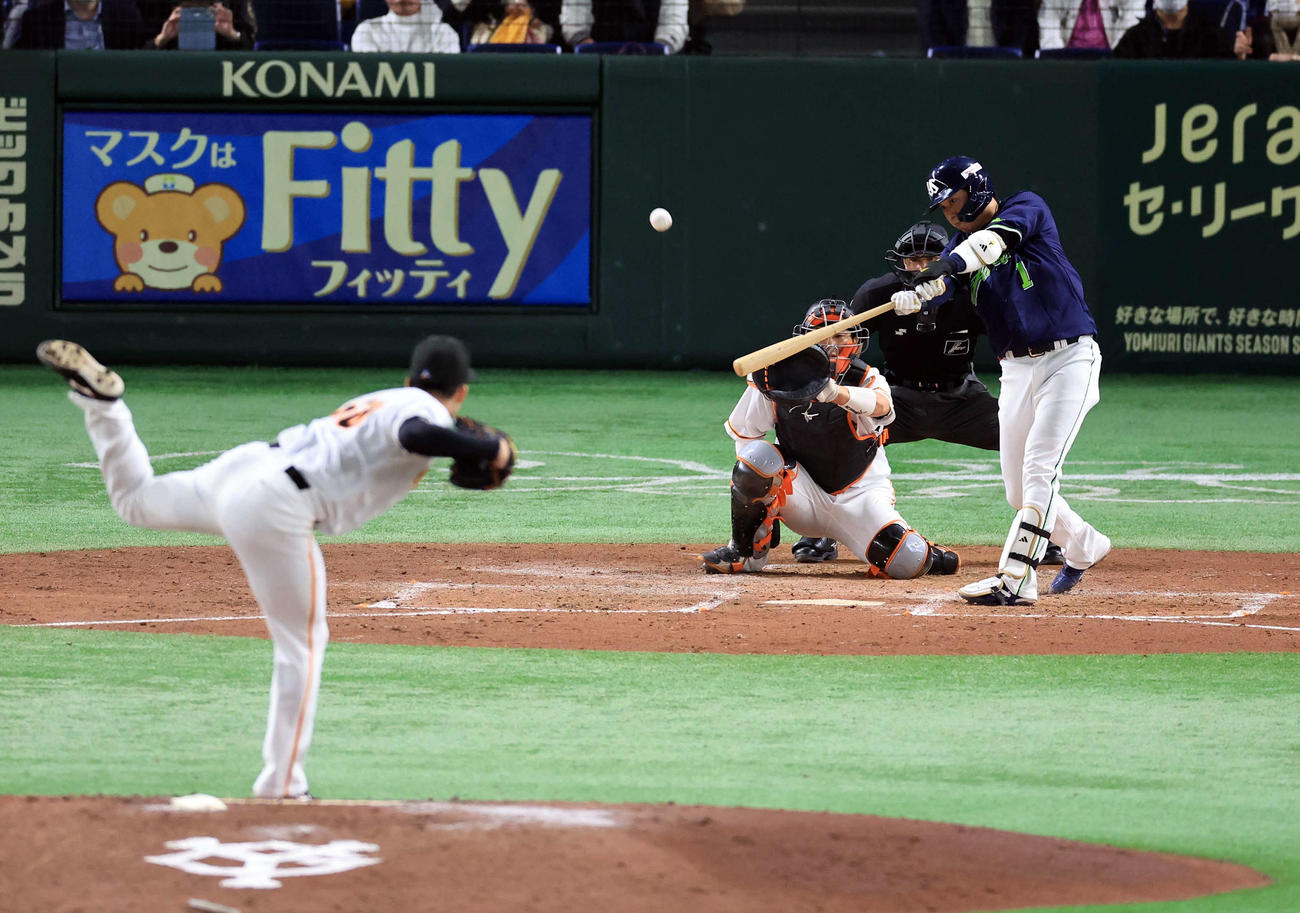 巨人対ヤクルト　4回表ヤクルト無死、山田は右越えソロ本塁打を放つ。投手代木（撮影・浅見桂子）