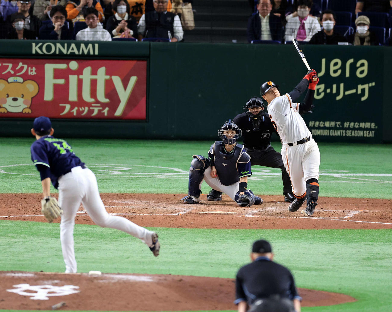 巨人対ヤクルト　4回裏巨人1死一、三塁、岡本和は左越え3点本塁打を放つ。投手高梨（撮影・浅見桂子）