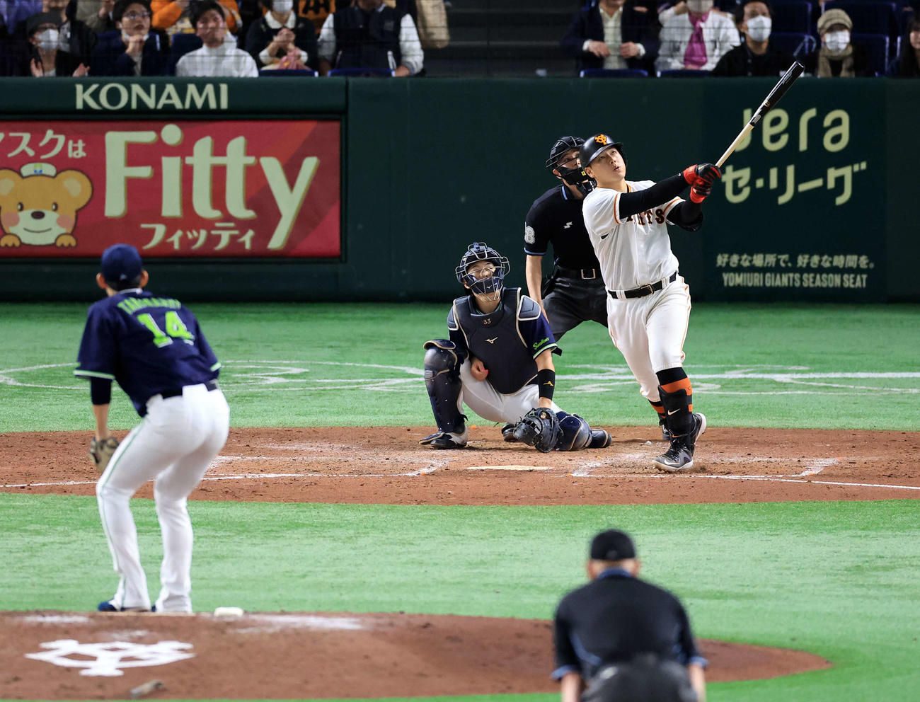 巨人対ヤクルト　4回裏巨人1死一、三塁、岡本和は左越え3点本塁打を放つ。投手高梨（撮影・浅見桂子）