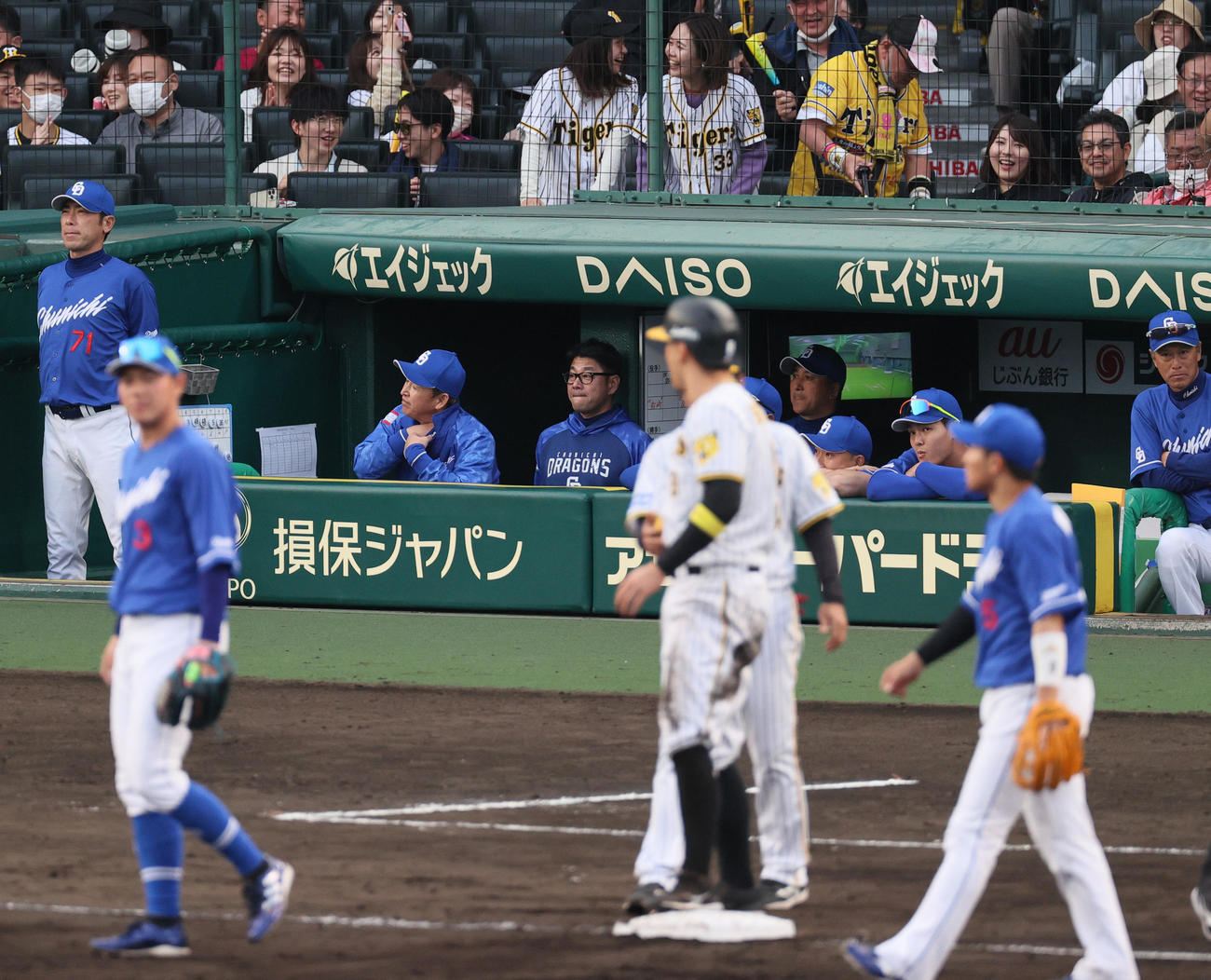 阪神対中日　9回裏阪神無死一塁、代打原口文仁の左前打で左翼手大島がファンブルし、ピンチが広がり落胆する立浪監督（左から3人目）（撮影・上山淳一）