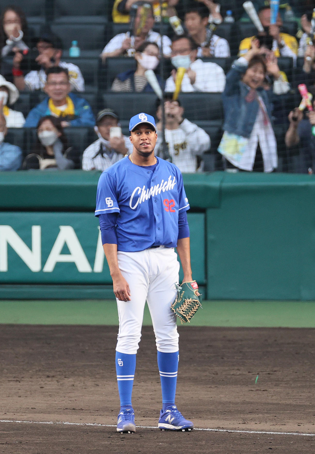 阪神対中日　9回裏阪神無死一塁、代打原口の左前打を左翼手大島がファンブルし、ピンチが広がりボー然とするR・マルティネス（撮影・上山淳一）