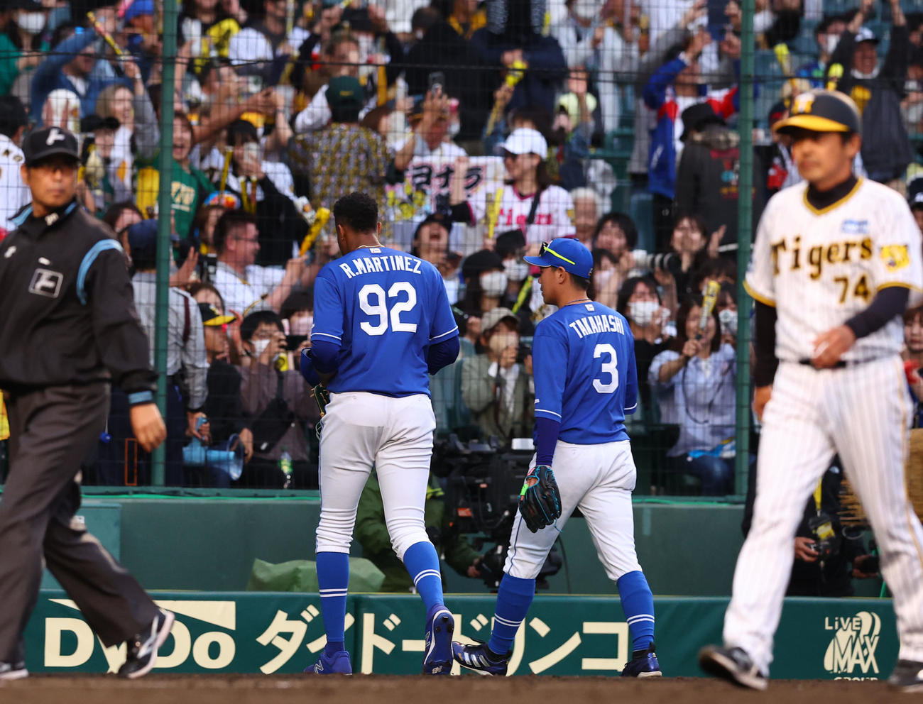 阪神対中日　9回裏阪神無死満塁、木浪にサヨナラ打を許し、ベンチに引き揚げる中日マルティネス（92）（撮影・藤尾明華）