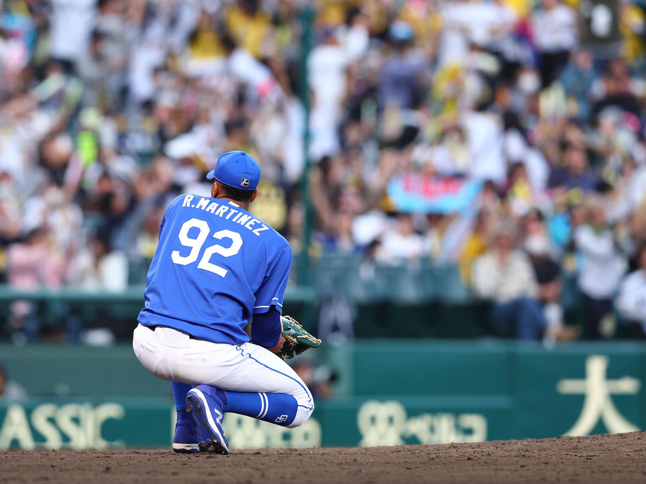 阪神対中日　9回裏阪神無死二塁、佐藤輝の二ゴロで味方が失策、同点となり座り込む中日マルティネス（撮影・藤尾明華）