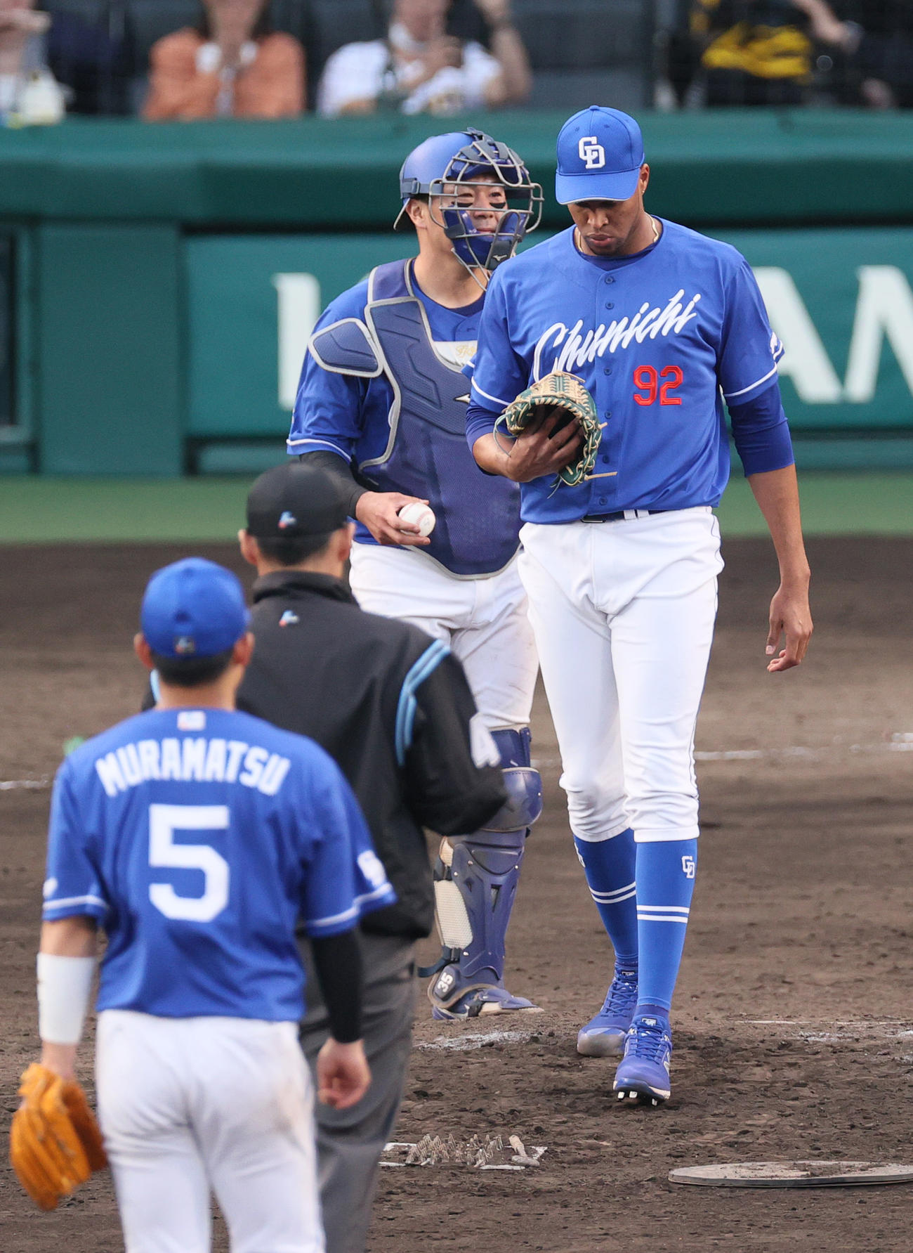 阪神対中日　9回裏阪神無死二塁、佐藤輝の打球を福永が後逸して同点となり、肩を落とすマルティネス（撮影・上山淳一）
