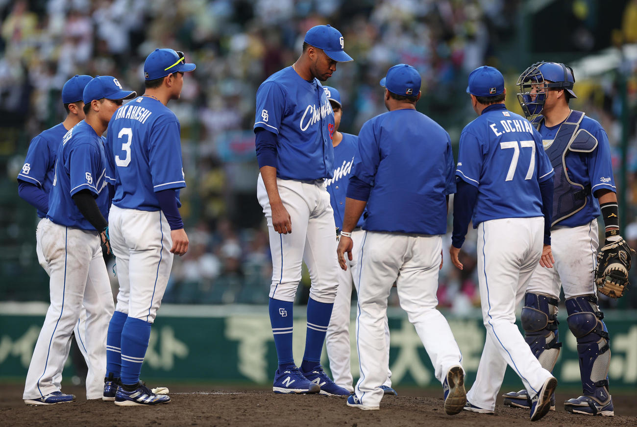阪神対中日　9回裏阪神無死二塁、マウンドに集まるマルティネス（中央）ら中日ナイン（撮影・前田充）