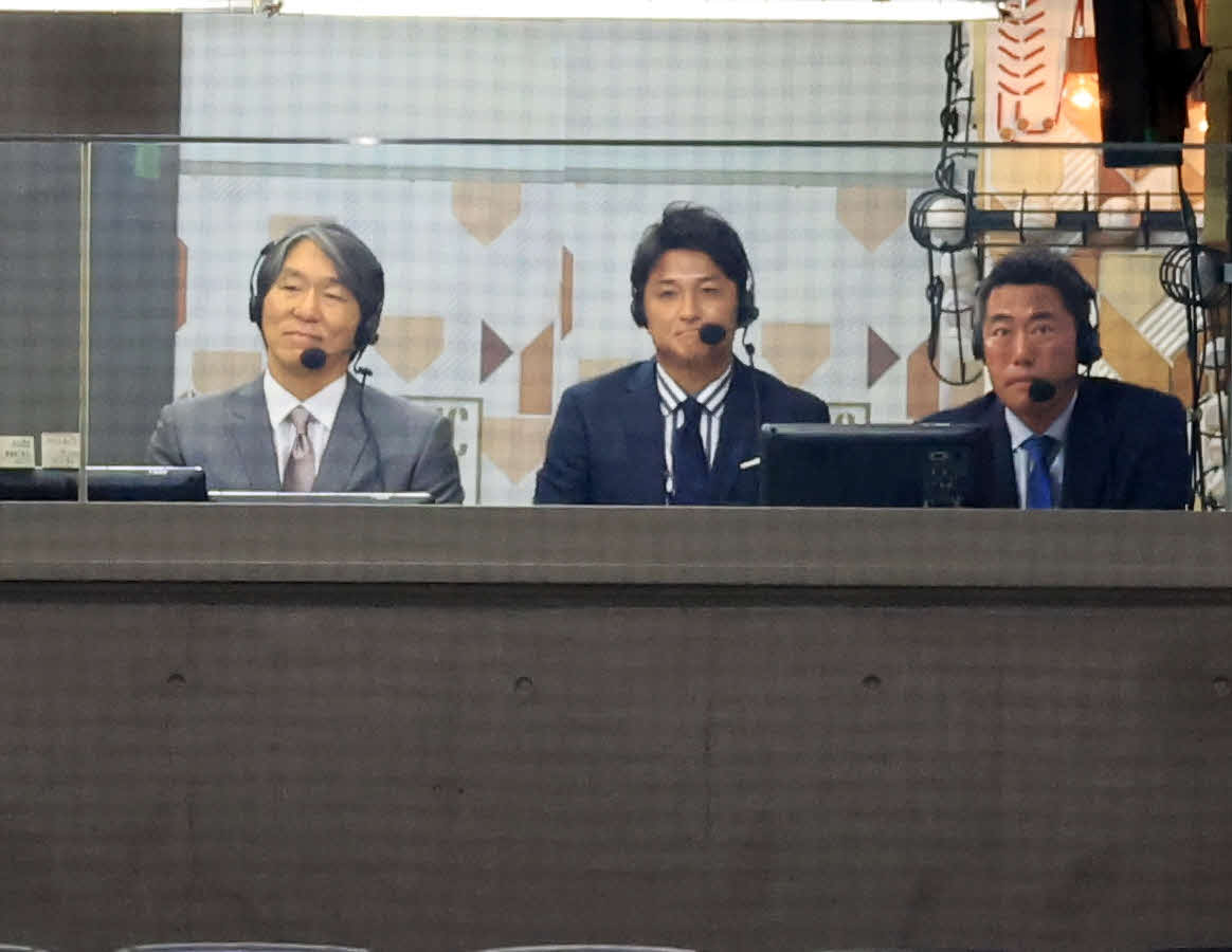 巨人対ヤクルト　解説者席に並ぶ、左から松井秀喜氏、高橋由伸氏、上原浩治氏（撮影・浅見桂子）
