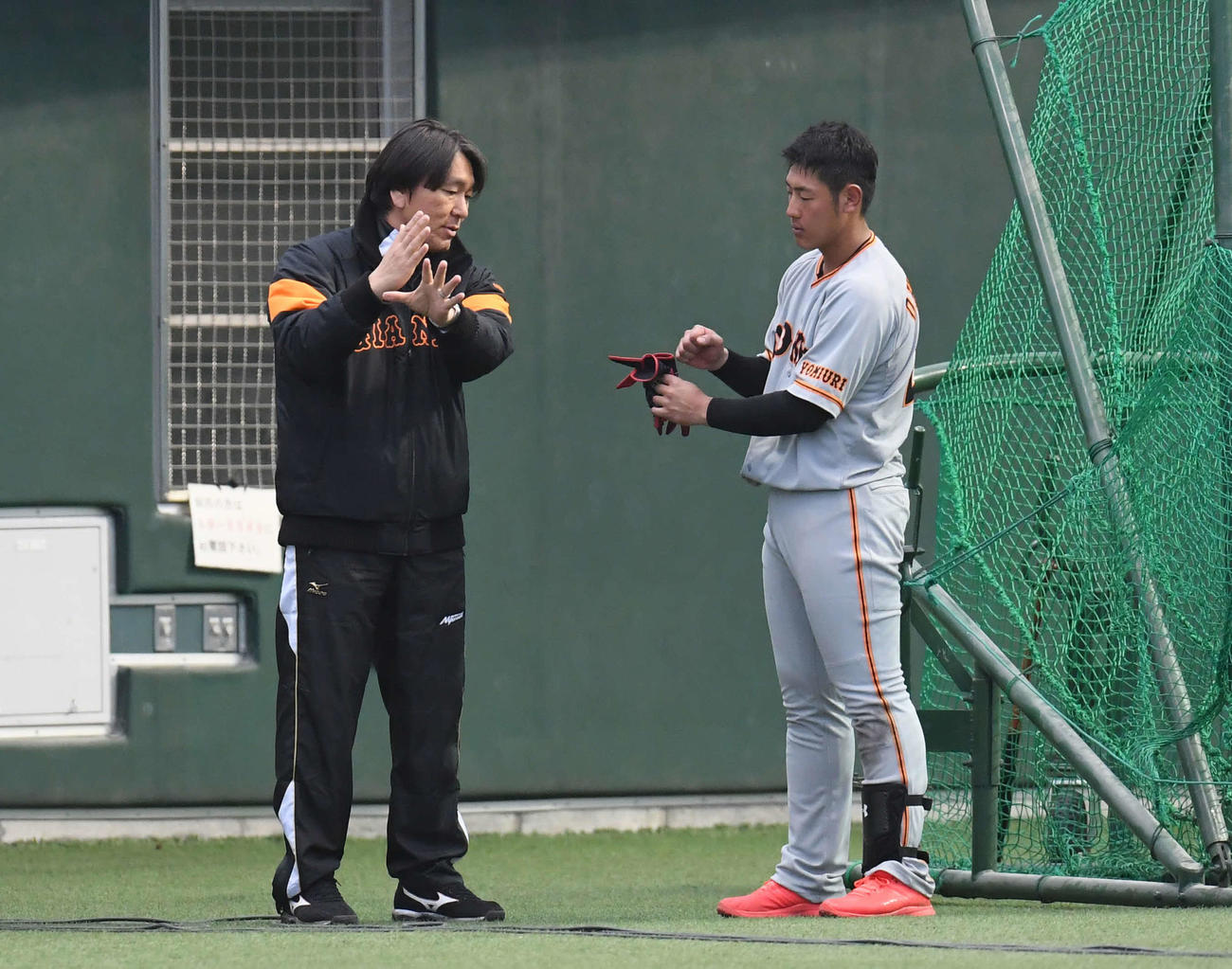 2018年2月、岡本（右）を指導する巨人松井臨時コーチ