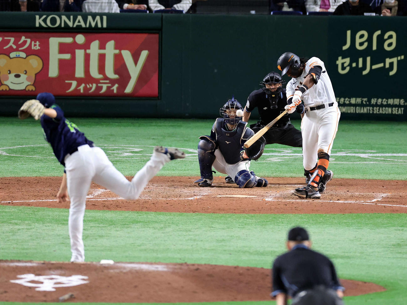 巨人対ヤクルト　5回裏巨人無死一塁、ブリンソンは中越え2点本塁打を放つ。投手高梨（撮影・浅見桂子）