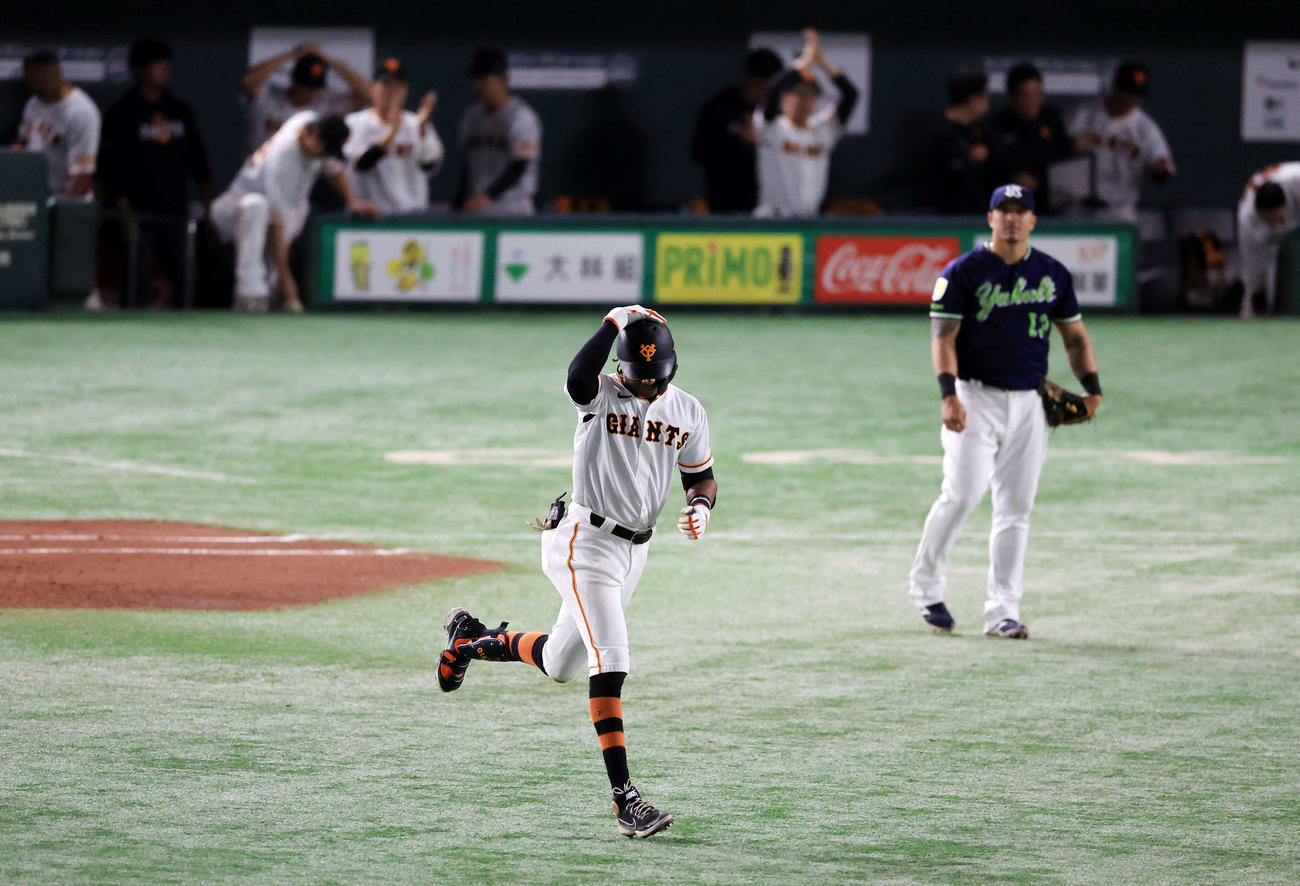 巨人対ヤクルト　5回裏巨人無死一塁、ブリンソンは中越え2点本塁打を放ち、喜ぶベンチを背に頭を押さえて塁を回る（撮影・浅見桂子）