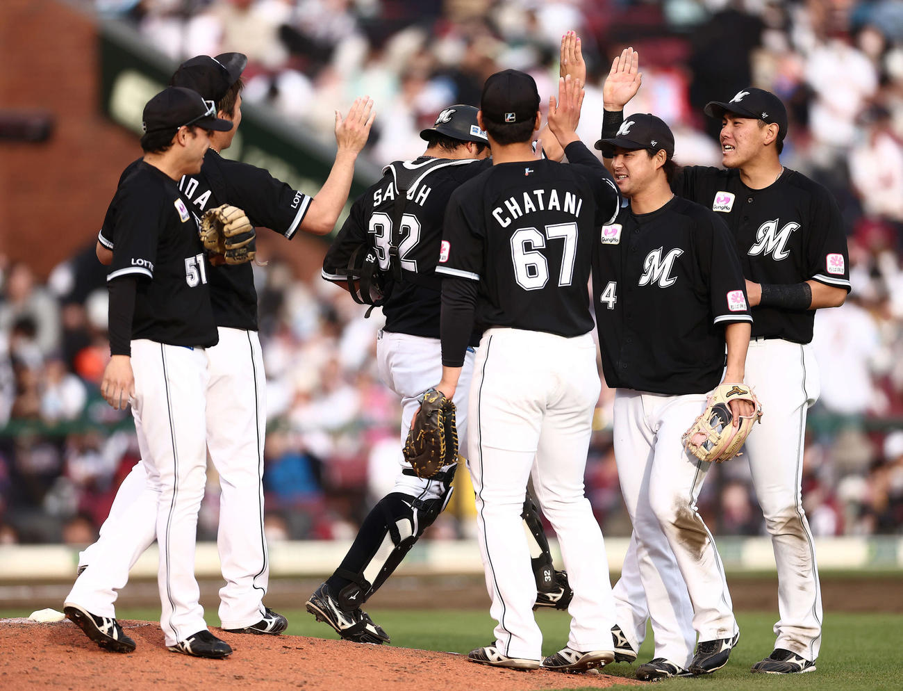 楽天対ロッテ　楽天に勝利し、マウンドに集まるロッテナイン（撮影・河田真司）