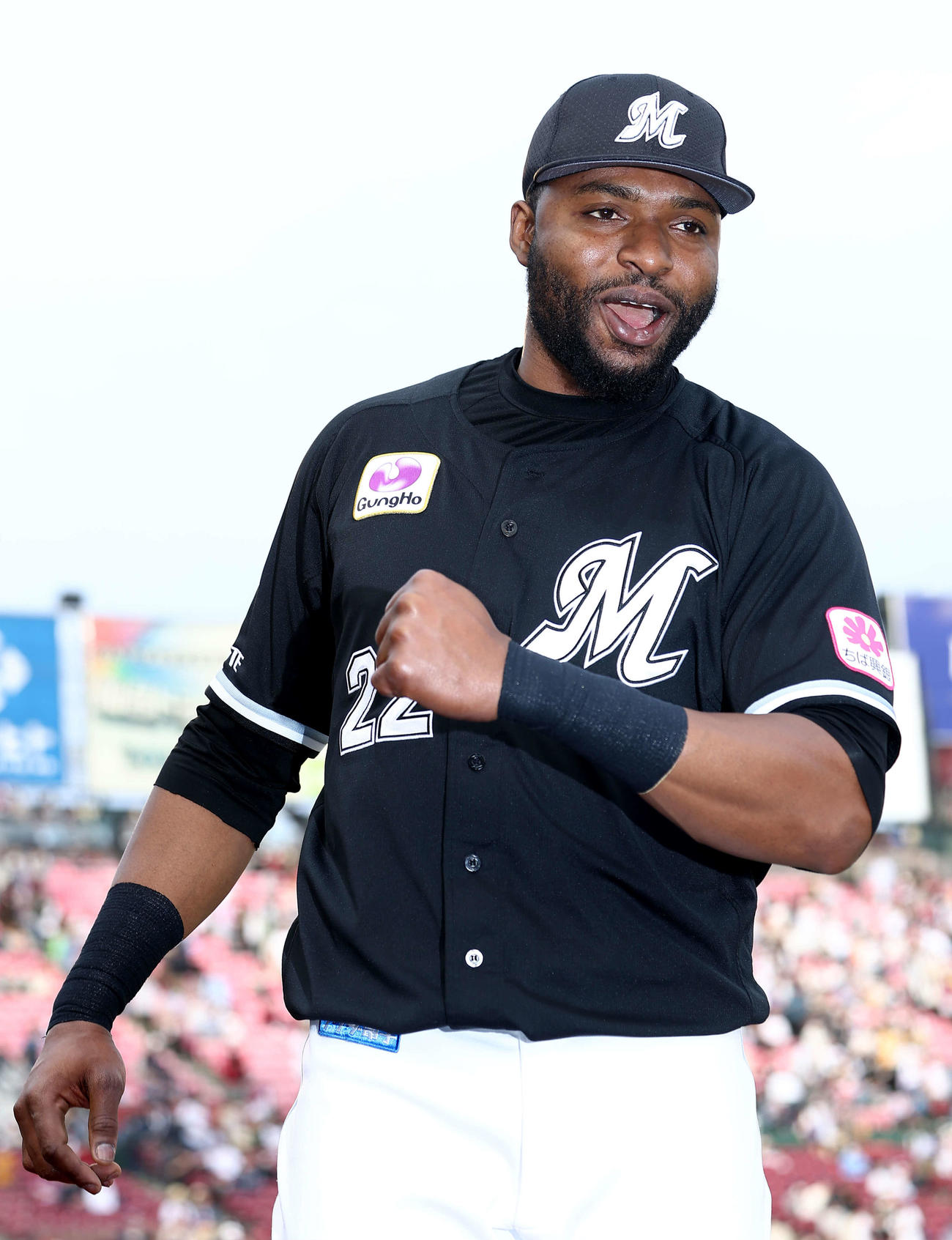 楽天対ロッテ　楽天に勝利し、延長10回表に右越え2点本塁打を放ったポランコは試合後、「パワー」と言いながらポーズを決め写真に納まる（撮影・河田真司）