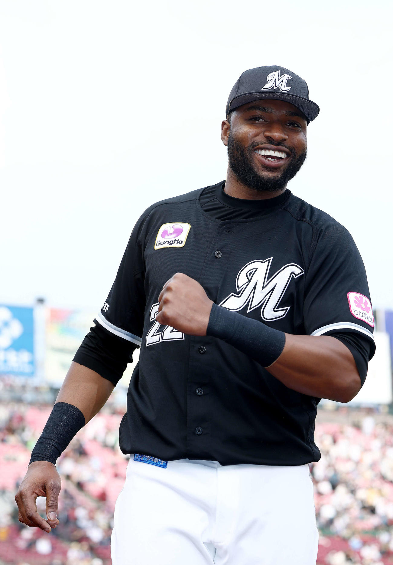 楽天対ロッテ　楽天に勝利し、延長10回表に右越え2点本塁打を放ったグレゴリー・ポランコは試合後、ポーズを決め笑顔で写真に納まる（撮影・河田真司）