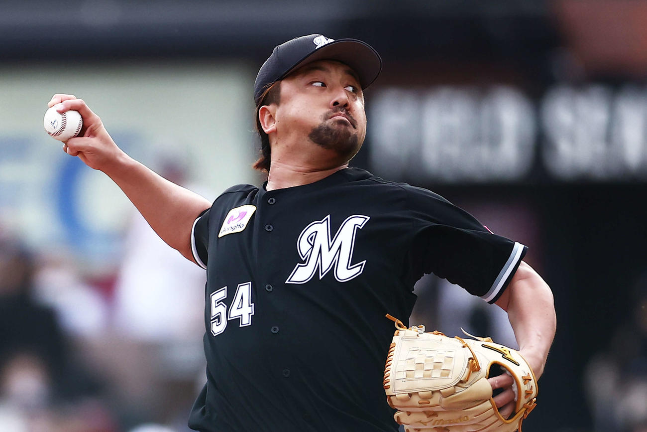 楽天対ロッテ　9回裏、ロッテ3番手で登板する沢村（撮影・河田真司）