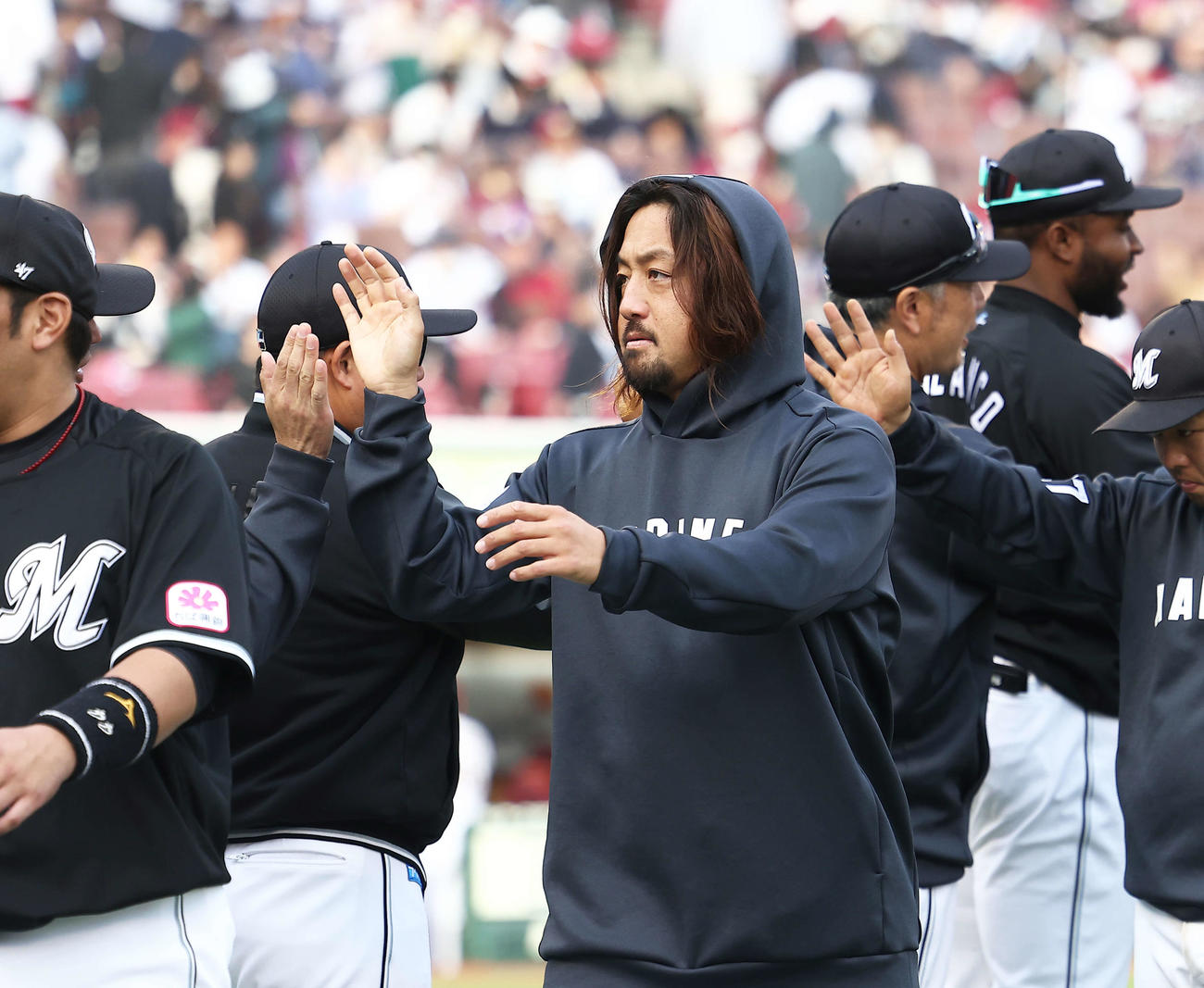 楽天対ロッテ　楽天に勝利し、ナインとハイタッチする沢村（撮影・河田真司）