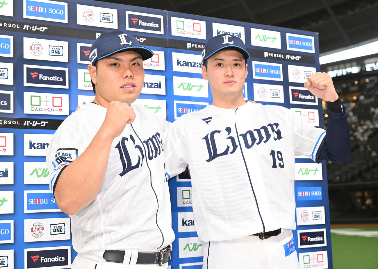 西武対日本ハム　ヒーローインタビューを終えポーズを決める西武平良（左）と佐藤隼（撮影・滝沢徹郎）
