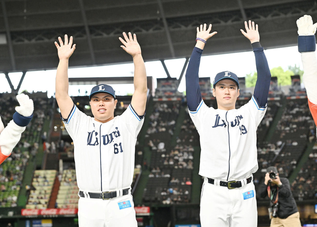 西武対日本ハム　ヒーローインタビューを終えファンにあいさつする西武平良（左）と佐藤隼（撮影・滝沢徹郎）