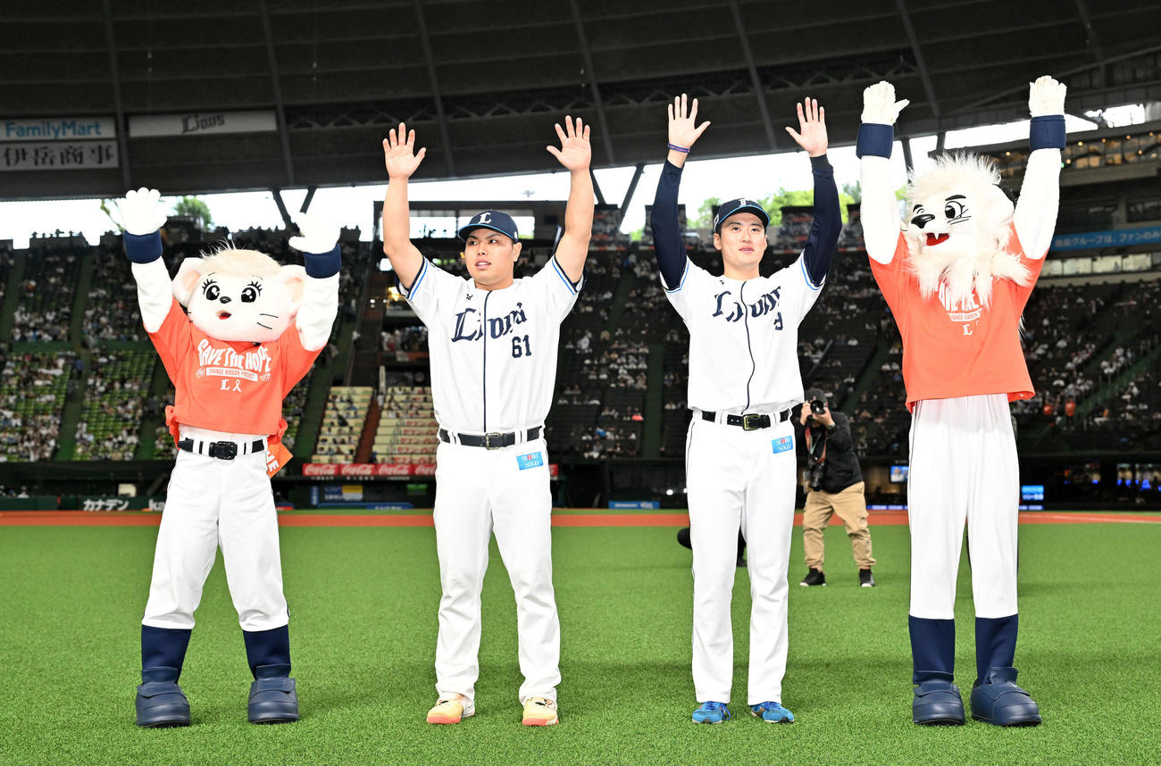 西武対日本ハム　ヒーローインタビューを終えファンにあいさつする西武平良（左）と佐藤隼（撮影・滝沢徹郎）