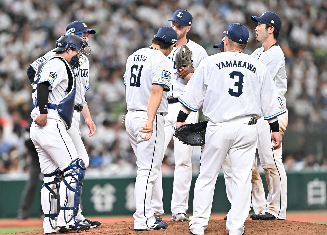 西武対日本ハム　7回表日、ピンチにマウンドの西武平良（左から3人目）のもとに集まる選手たち（撮影・滝沢徹郎）
