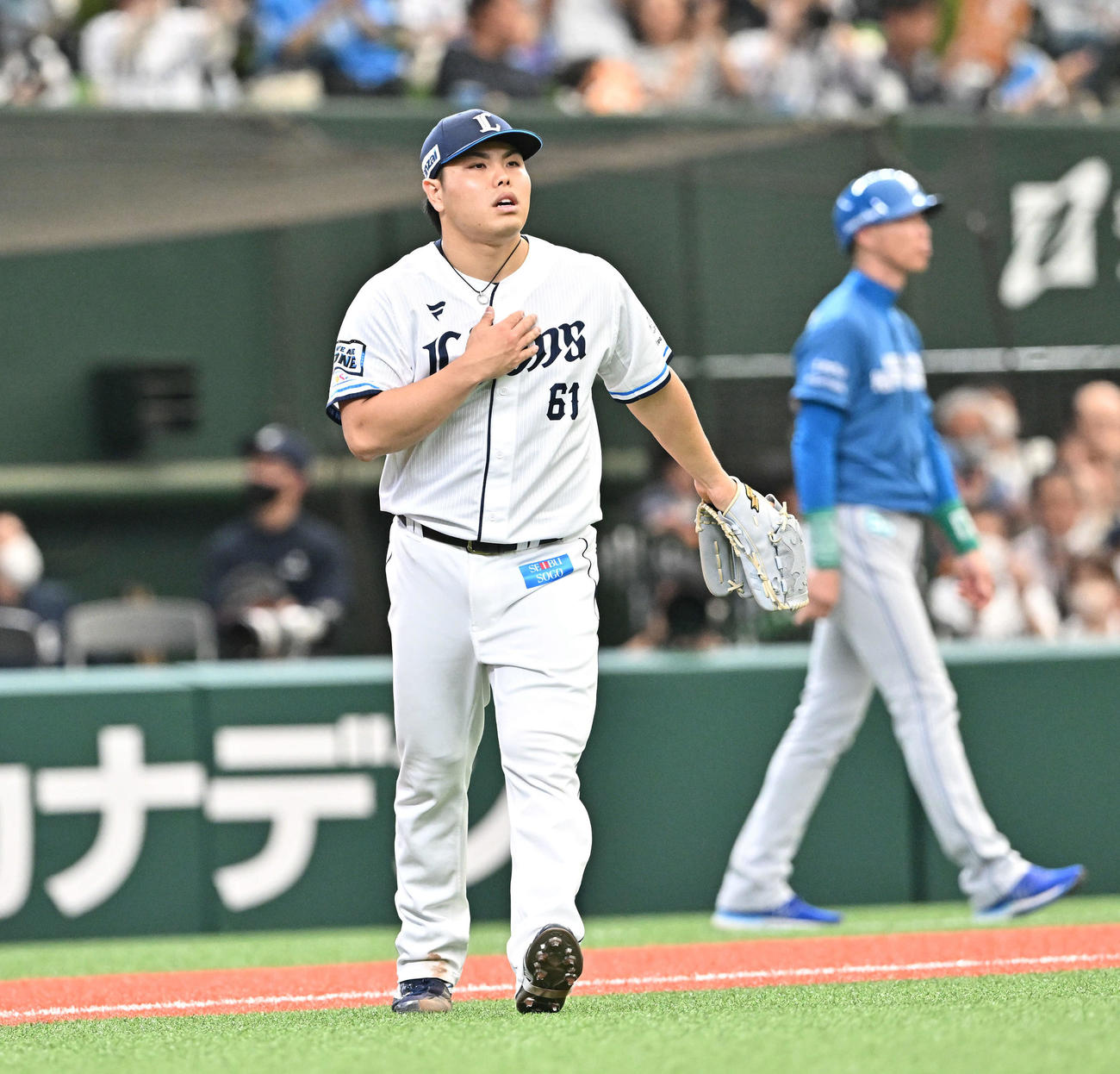 西武対日本ハム　7回表日本ハム無死満塁、松本剛を併殺打に打ち取った平良は安堵（あんど）の表情を見せる（撮影・滝沢徹郎）