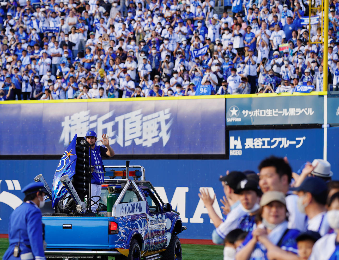 DeNA対広島　来日初勝利のDeNAバウアーは笑顔でファンに手を振る（撮影・垰建太）