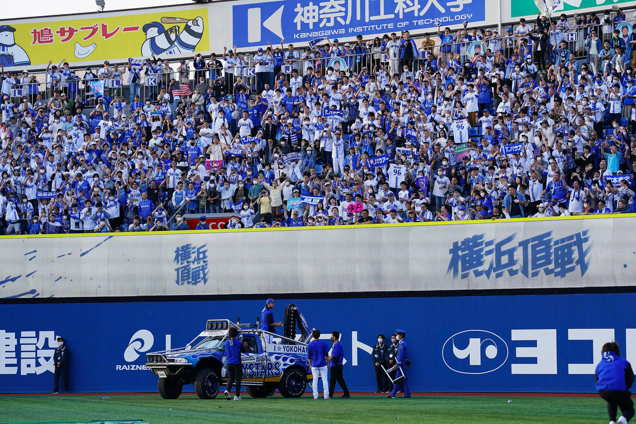 DeNA対広島　来日初勝利のDeNAバウアーに盛り上がる右翼のファン（撮影・垰建太）