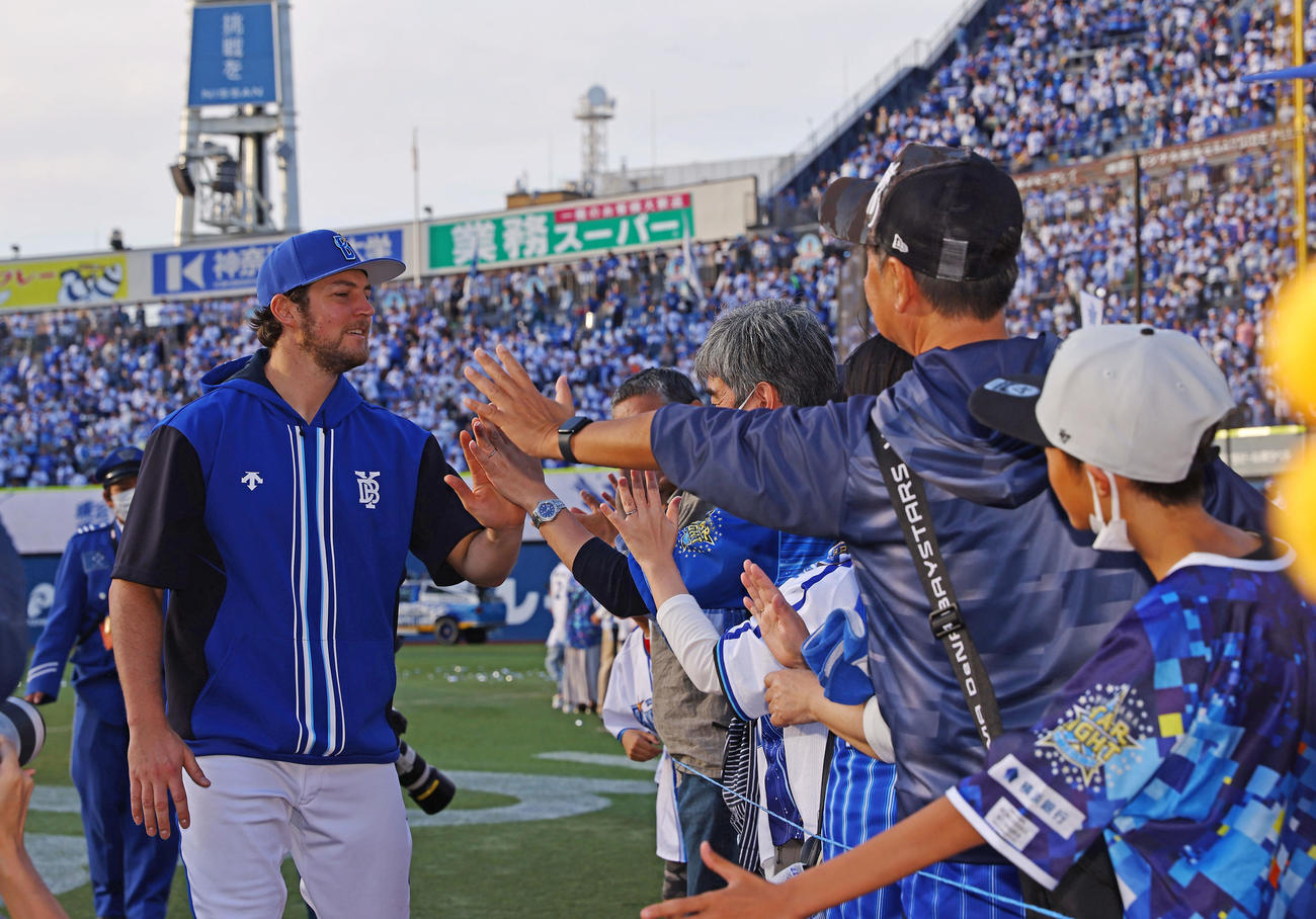 DeNA対広島　来日初勝利のDeNAバウアーは試合後ファンと交流する（撮影・垰建太）