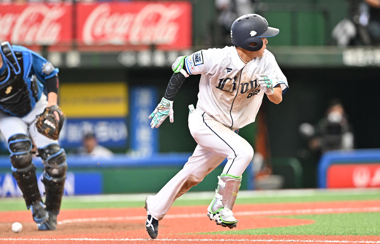 西武対日本ハム　7回裏西武無死二塁、滝沢は犠打を決める（撮影・滝沢徹郎）