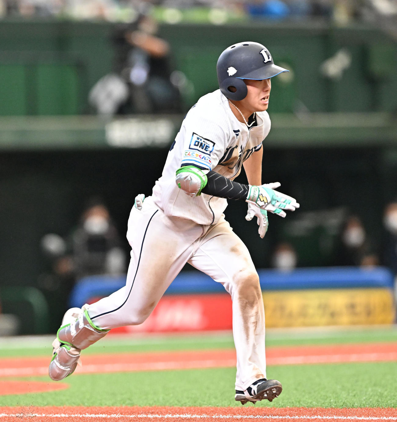 西武対日本ハム　7回裏西武無死二塁、滝沢は犠打を決め一塁へ走る（撮影・滝沢徹郎）