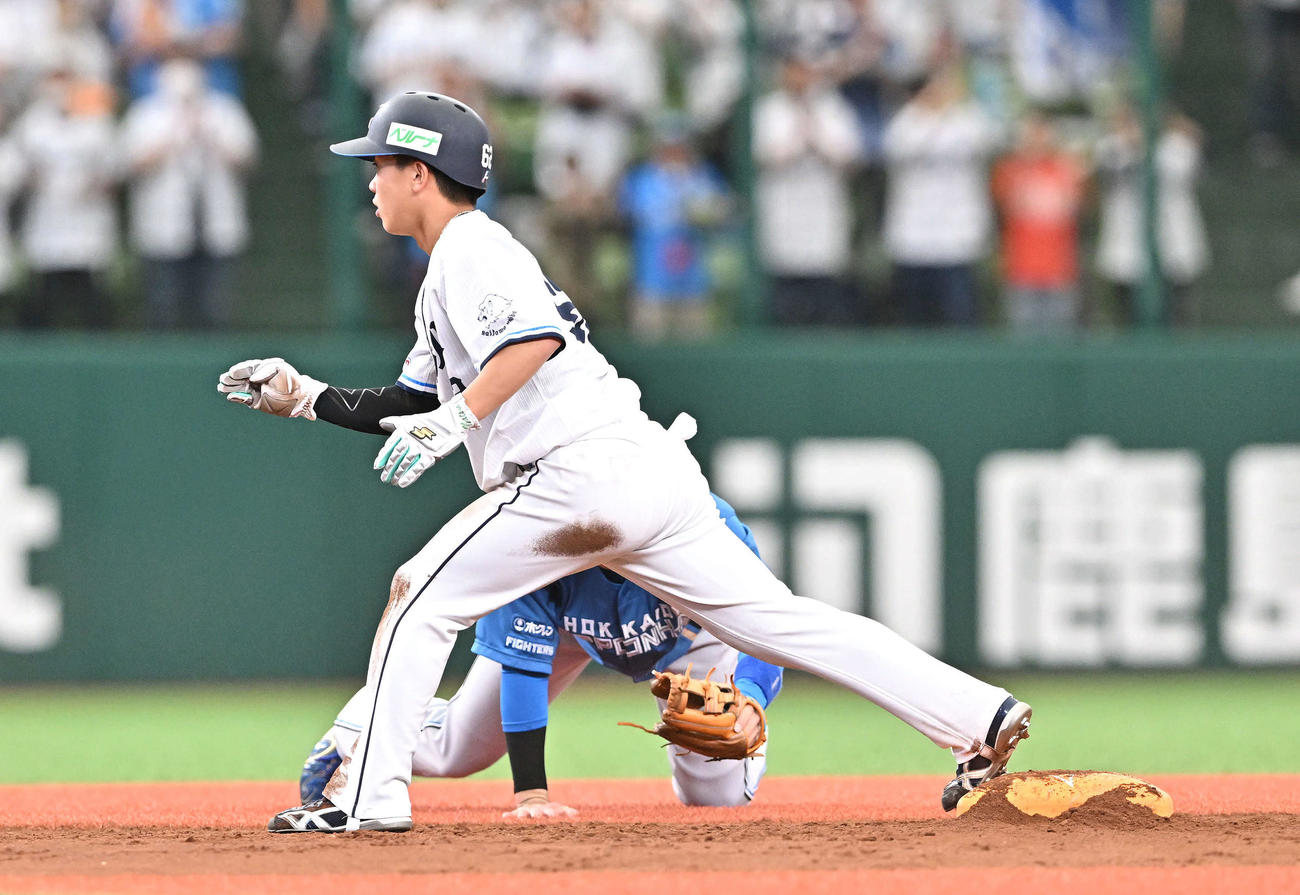 西武対日本ハム　5回裏西武無死一塁、敵失から二進する滝沢（撮影・滝沢徹郎）