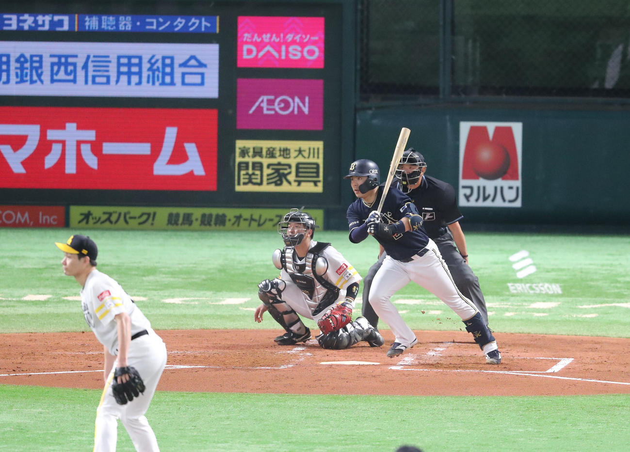 ソフトバンク対オリックス　2回表オリックス1死一塁、若月は二塁打を放つ（撮影・梅根麻紀）
