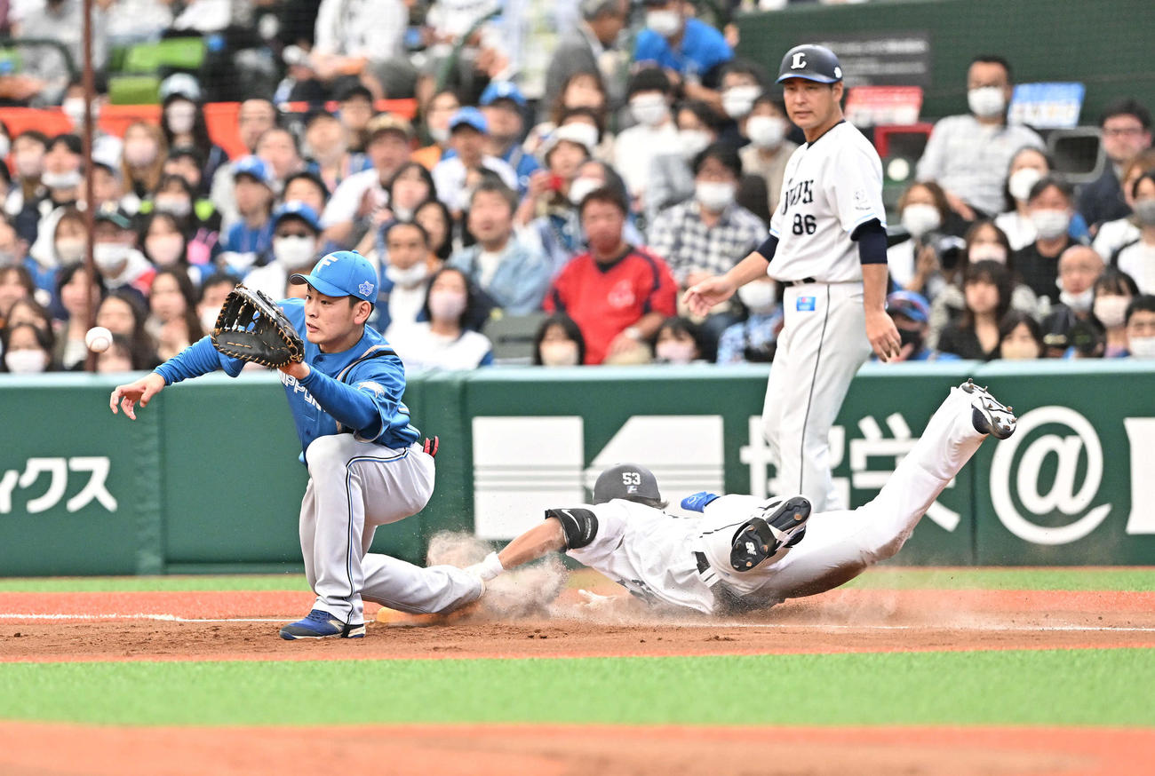 西武対日本ハム　1回裏西武無死、愛斗は二塁内野安打を放ち一塁へヘッドスライディングする。一塁手野村（撮影・滝沢徹郎）