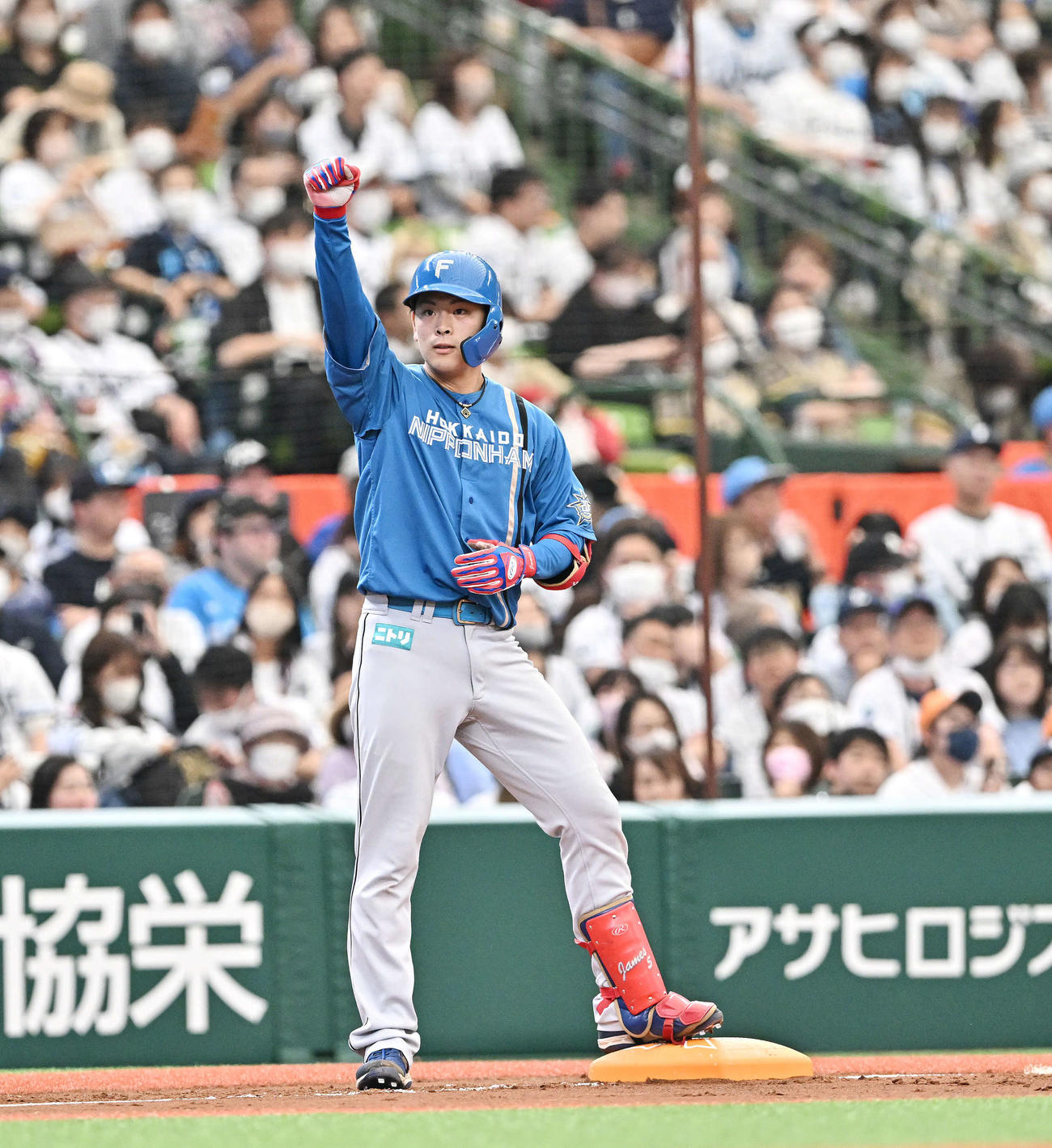 西武対日本ハム　4回表日本ハム無死二塁、野村は先制の中適時三塁打を放ちベンチへ向かいガッツポーズする（撮影・滝沢徹郎）