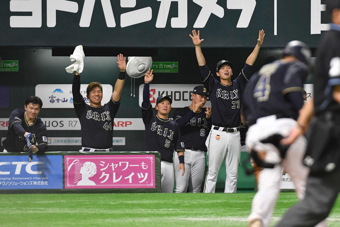 ソフトバンク対オリックス　7回表オリックス2死一、二塁、紅林が左前適時打を放ち、盛り上がるオリックスナイン（撮影・岩下翔太）