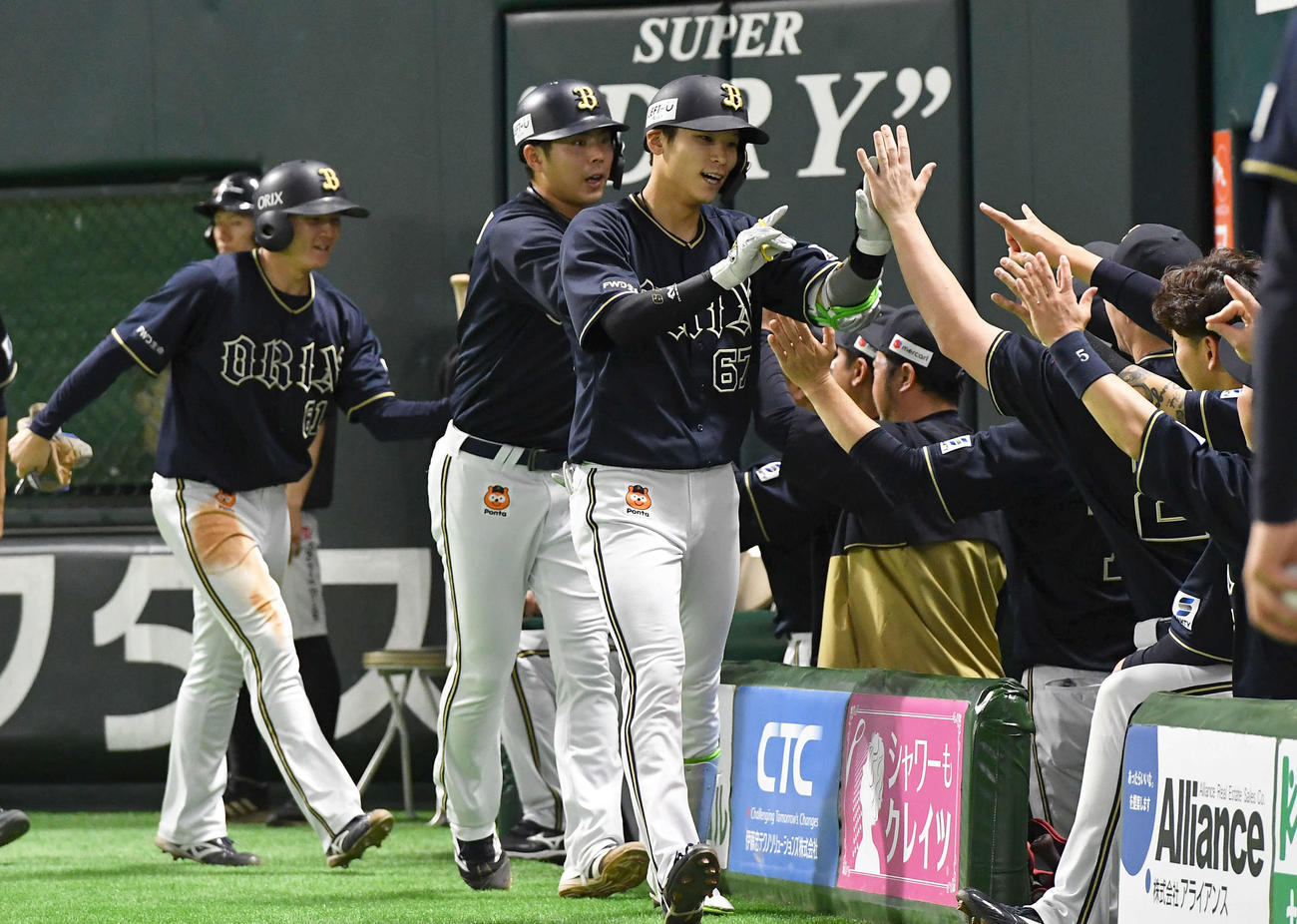 ソフトバンク対オリックス　2回表オリックス2死一、三塁、中川圭は左越え勝ち越し3点本塁打を放ち、きつねポーズでタッチを交わす（撮影・岩下翔太）