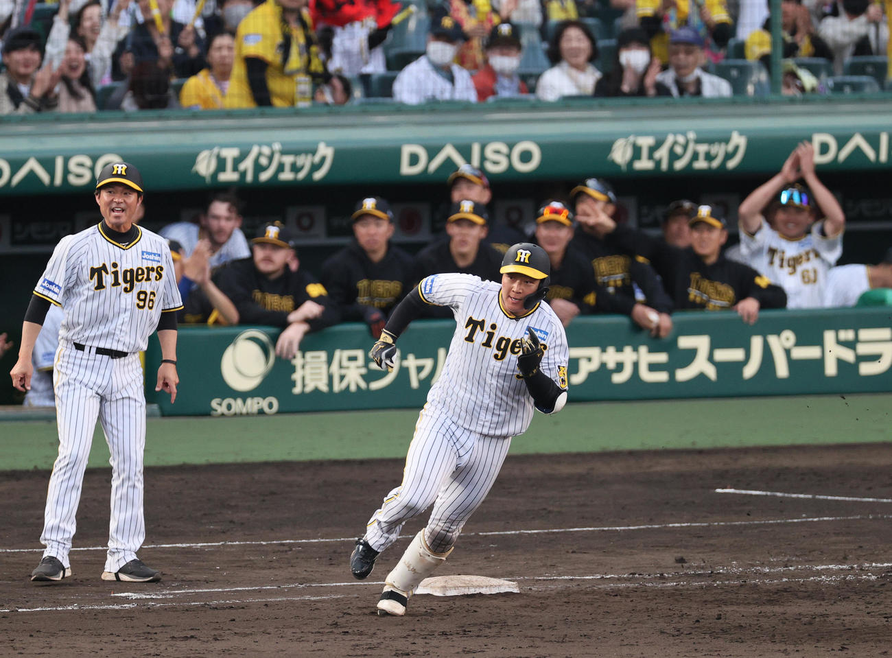 阪神対中日　9回裏阪神無死、大山は右へ二塁打を放つ（撮影・上山淳一）