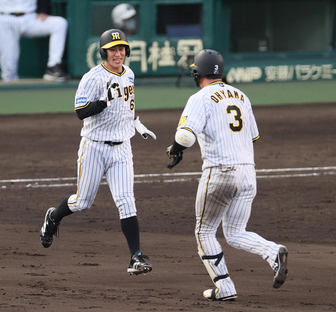 阪神対中日　9回裏阪神無死、右二塁打を放った大山（右）に代わり代走植田が二塁に向かう（撮影・上山淳一）