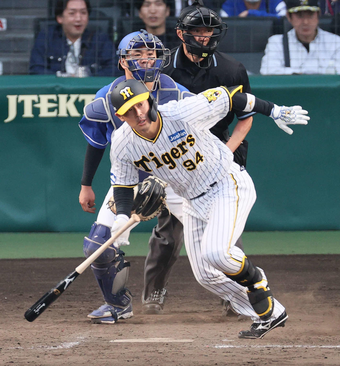 阪神対中日　9回裏阪神無死一塁、代打原口は左前打を放つ（撮影・上山淳一）
