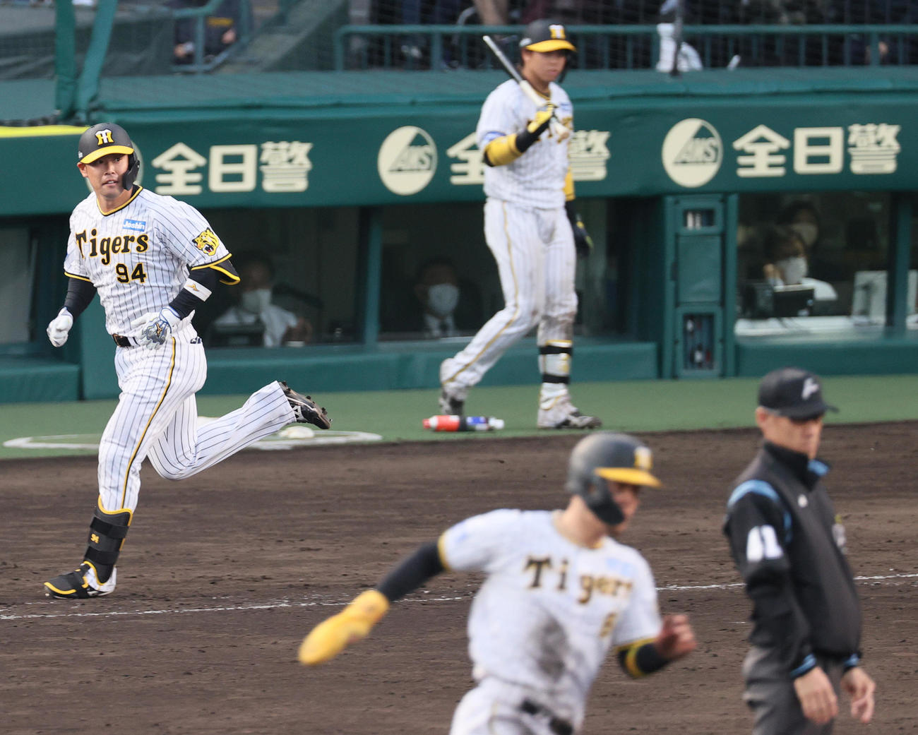 阪神対中日　9回裏阪神無死一塁、代打原口は左前打を放つ（撮影・上山淳一）