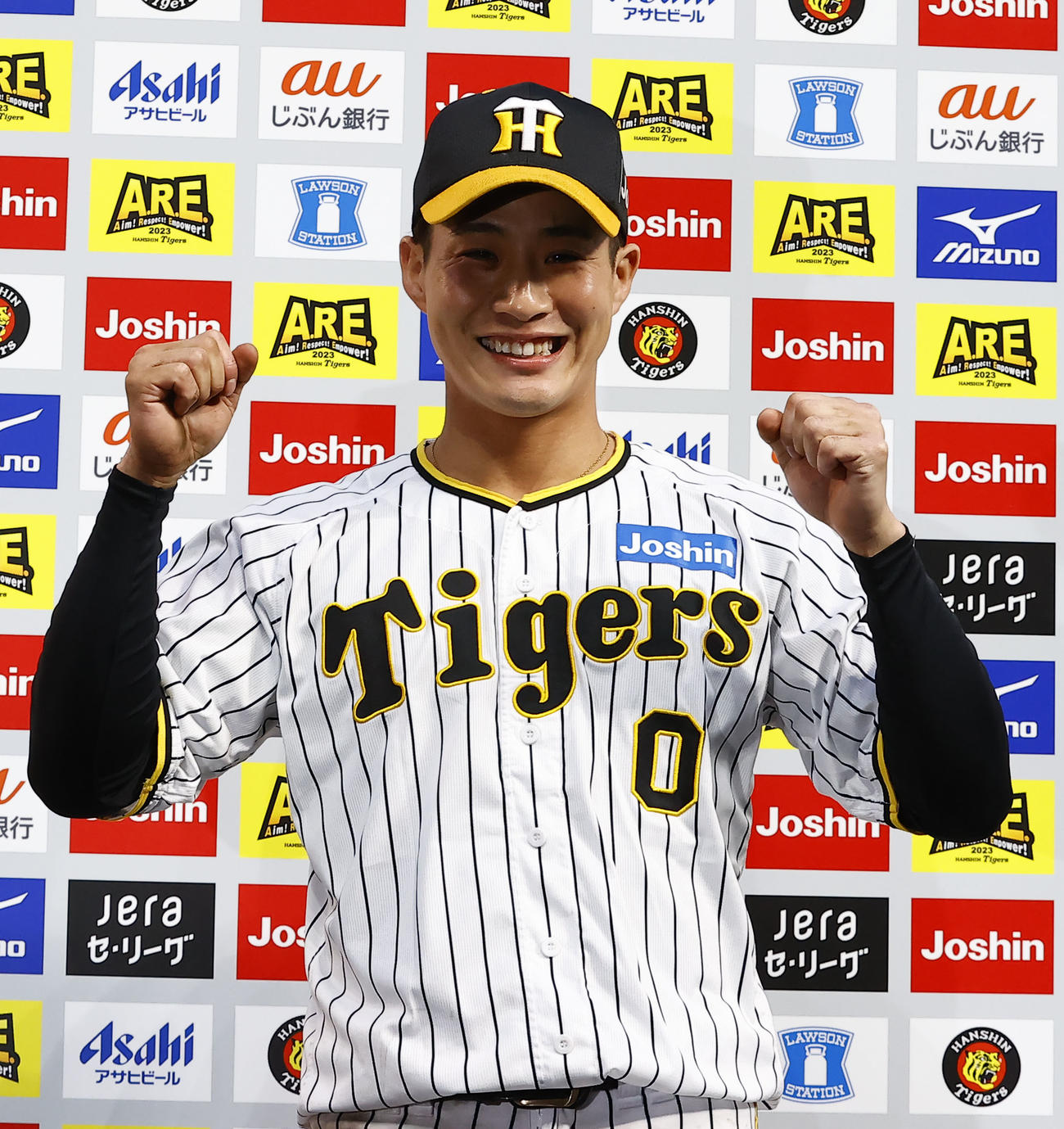 阪神対中日　お立ち台でポーズをとる阪神木浪（撮影・藤尾明華）